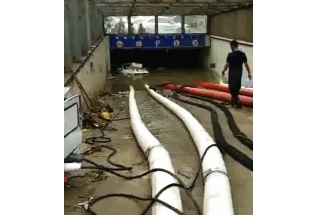 二環(huán)支路沙口路，山東消防兩臺，我們?nèi)_潛水泵同時運行，一切正常了